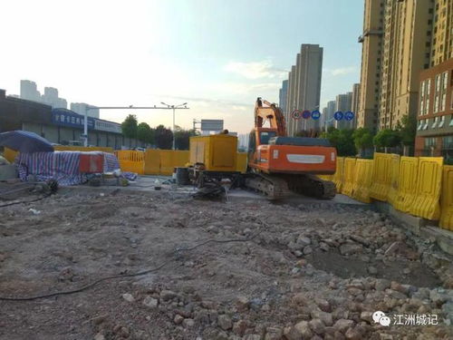 白沙四路夾套河路口清晨冒風(fēng)施工，勘察維修工程穩(wěn)步推進